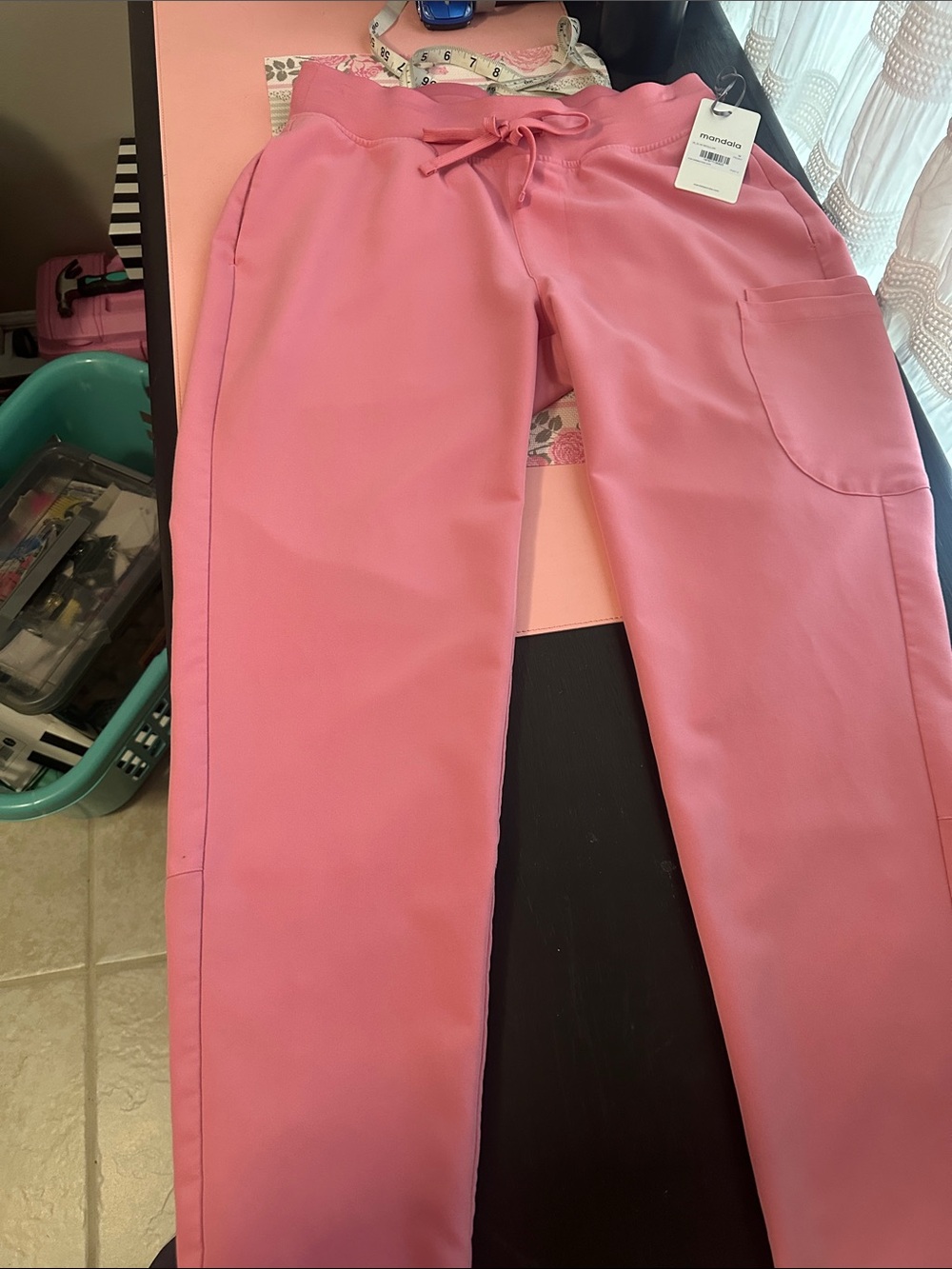 Ladies scrub pants Sz M in peony pink by Mandala. NWT